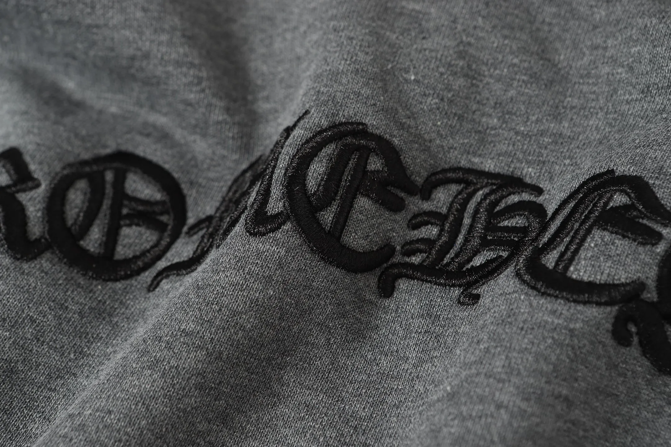 P280 Cross-border running quantity model, please do not place an order if you pursue quality - Chrome Hearts/Chrome Hearts Sanskrit embroidered high-density zipper sweatshirt cardigan jacket - High weight, high density and high quality. The wool is soft, delicate and skin-friendly. Soft and silky to the touch. Excellent warmth and skin-friendly properties. - Custom-woven and custom-dyed, no color difference. No matter the fabric or workmanship details, it beats the ordinary version on the market. - Hardware zipper accessories are all customized, full of details - Color: black gray - Size: S M L XL